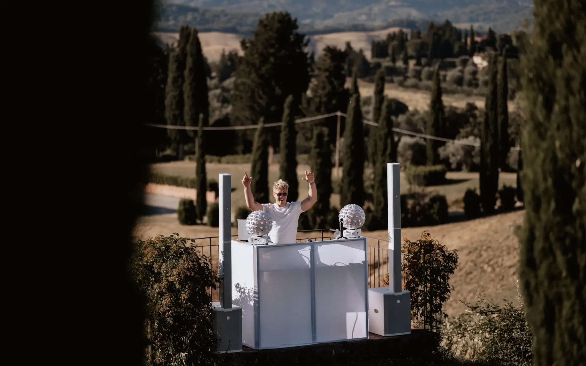 Hochzeits-DJ Nathan White auf Castellare di Tonda mit Blick über die toskanische Landschaft