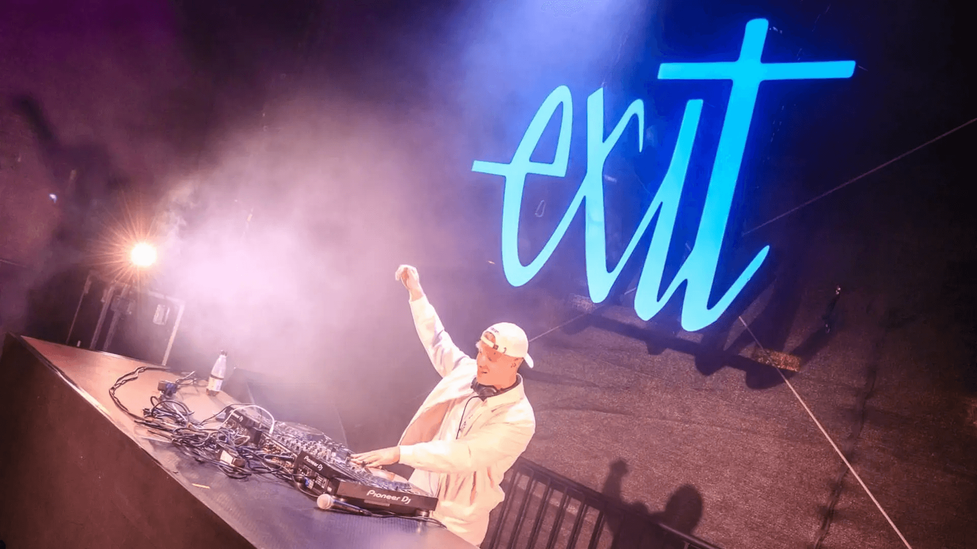 dj zum buchen nathan white