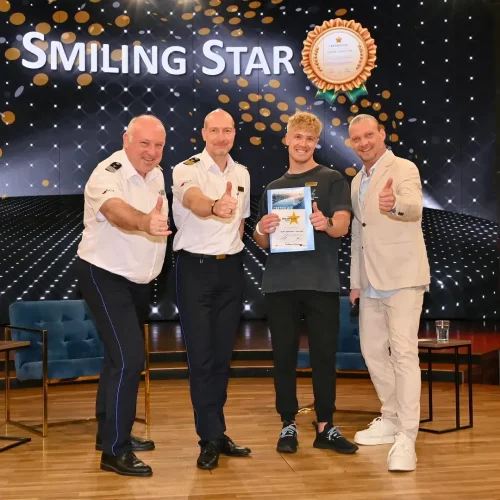 DJ Nathan White wird Smiling Star auf der AIDAcosma